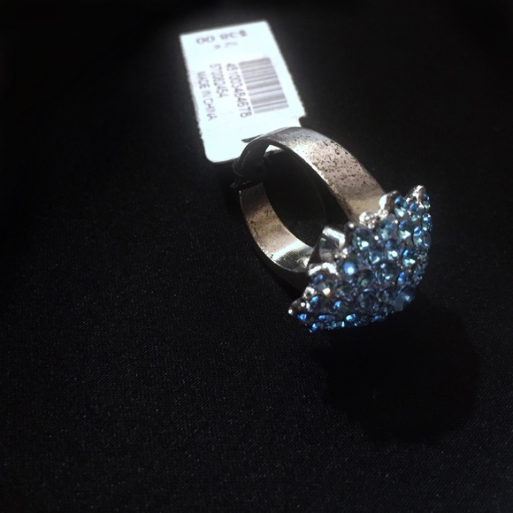 2/20$ WHBM Blue Cocktail Ring - Picture 4 of 5